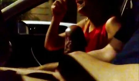 Ein Mann baut ein Au ...