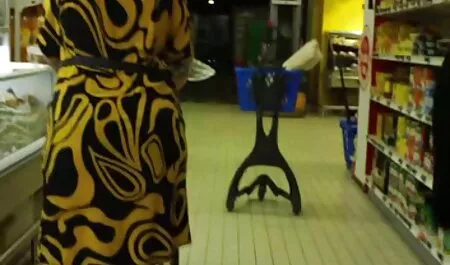 Schöne Frau spreizt  ...