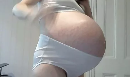 Junge Frau isst groß ...