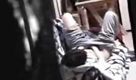 Zwei große goldene U ...