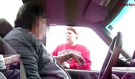 Sasha gibt einem Man ...