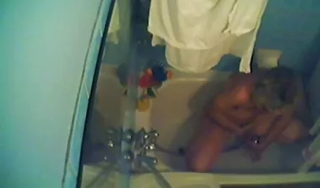 Der junge Mann leckt ...