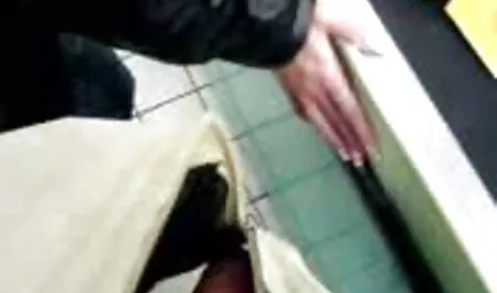 Junge gegen zwei Stu ...