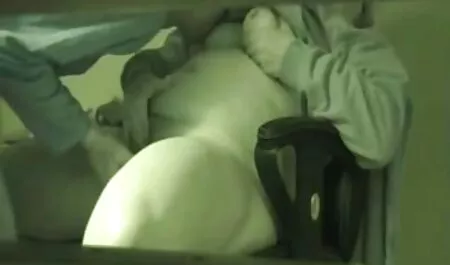 Ein Mädchen mit eine ...