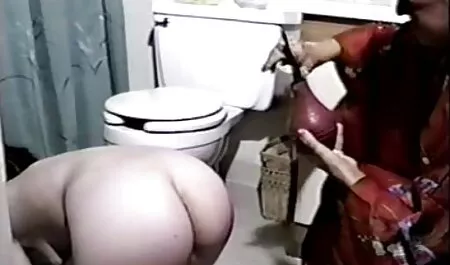 Jung mit Freund in d ...