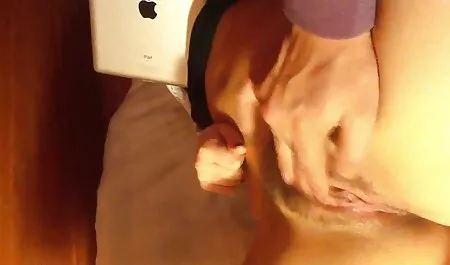 Eifrige Blondine ist ...