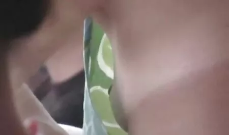 Schöne nimmt eine ha ...