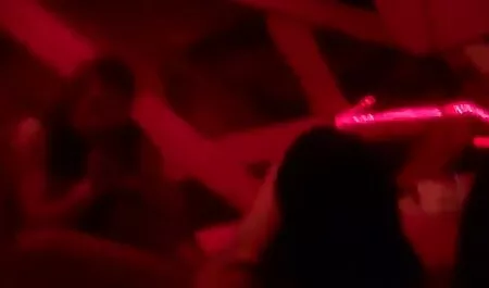 Junges Mädchen saugt ...