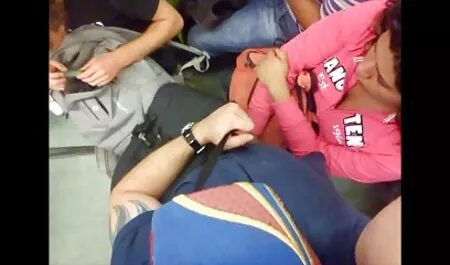 Die junge Frau schlu ...