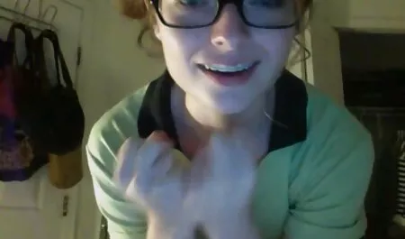 Cora füttert einen M ...